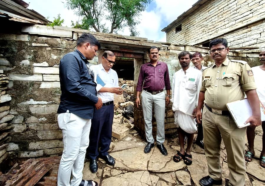 ಚಿತ್ತಾಪುರ ತಾಲ್ಲೂಕಿನ ಭಂಕಲಗಾ ಗ್ರಾಮದಲ್ಲಿ ಶುಕ್ರವಾರ ಸಂಜೆ ಕೊಟ್ಟಿಗೆ ಕುಸಿದು ಬಿದ್ದು ಮೇಕೆಗಳ ಮೃತಪಟ್ಟ ಸ್ಥಳಕ್ಕೆ ಶನಿವಾರ ತಹಶೀಲ್ದಾರ್ ನಾಗಯ್ಯ ಹಿರೇಮಠ ಅವರು ಪಶುಪಾಲನಾ ಇಲಾಖೆ ಅಧಿಕಾರಿಗಳೊಂದಿಗೆ ಭೇಟಿ ನೀಡಿ ಪರಿಶೀಲಿಸಿದರು