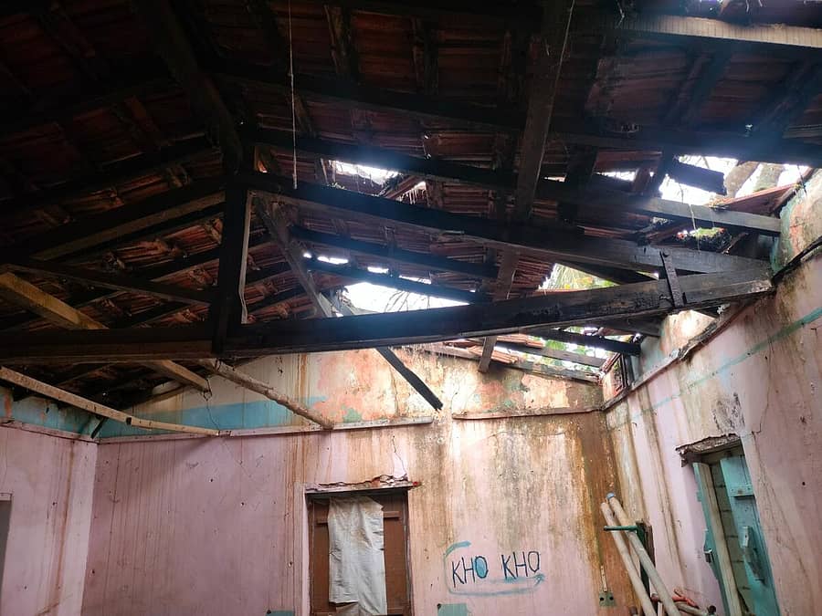 ನಿರಂತರ ಮಳೆಯಿಂದಾಗಿ ಮುಂಡಗೋಡ ತಾಲ್ಲೂಕಿನ ಚಿಗಳ್ಳಿ ಗ್ರಾಮದ ಸರ್ಕಾರಿ ಶಾಸಕರ ಮಾದರಿ ಶಾಲೆಯ ಚಾವಣಿಗೆ ಹಾನಿ ಉಂಟಾಗಿದೆ