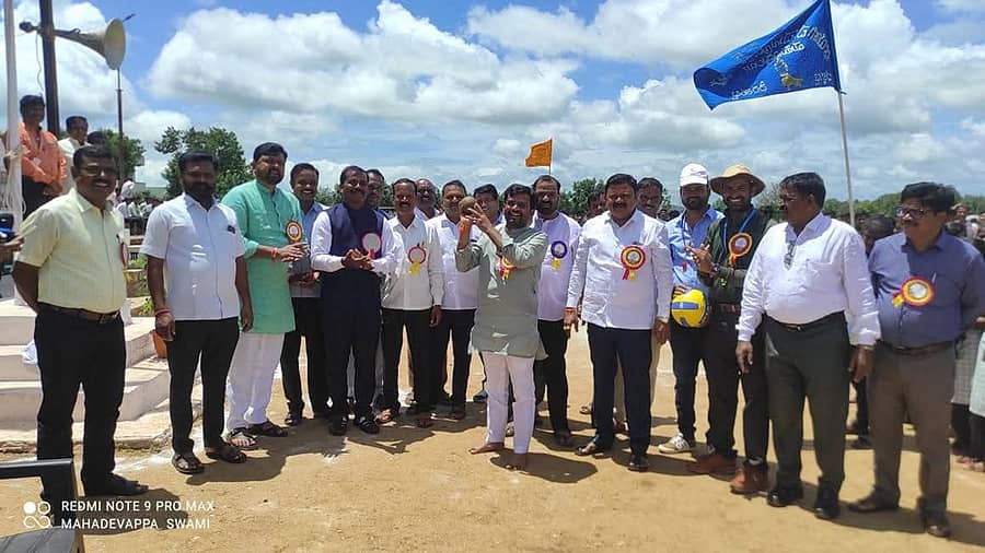 ಶಿರಹಟ್ಟಿಯ ಎಸ್.ಎಂ.ಡಬಾಲಿ ತಾಲ್ಲೂಕು ಕ್ರೀಡಾಂಗಣದಲ್ಲಿ ತಾಲ್ಲೂಕು ಮಟ್ಟದ ಕಾಲೇಜು ಕ್ರೀಡಾಕೂಟವನ್ನು ಶಾಸಕ ಡಾ. ಚಂದ್ರು ಲಮಾಣಿ ಗುಂಡು ಎಸೆಯುವುದರ ಮೂಲಕ ಚಾಲನೆ ನೀಡಿದರು.