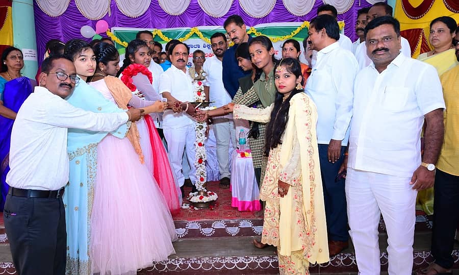 ಹಿರಿಯೂರಿನ ಸರ್ಕಾರಿ ಪಿಯು ಕಾಲೇಜಿನಲ್ಲಿ ಶನಿವಾರ ಹಮ್ಮಿಕೊಂಡಿದ್ದ ನೂತನ ತರಗತಿ ಕೊಠಡಿಗಳು, ಕಂಪ್ಯೂಟರ್ ಲ್ಯಾಬ್, ಸ್ಮಾರ್ಟ್ ಕ್ಲಾಸ್ ಹಾಗೂ ಡಿಜಿಟಲ್ ಬೋರ್ಡ್ ಹಾಗೂ ಕ್ರೀಡಾ, ಸಾಂಸ್ಕೃತಿಕ ಚಟುವಟಿಕೆಗಳ ಉದ್ಘಾಟನಾ ಸಮಾರಂಭಕ್ಕೆ ಜಿಲ್ಲಾ ಉಸ್ತುವಾರಿ ಸಚಿವ ಡಿ.ಸುಧಾಕರ್ ಚಾಲನೆ ನೀಡಿದರು. ವಿಧಾನ ಪರಿಷತ್ ಸದಸ್ಯ ಡಿ.ಟಿ.ಶ್ರೀನಿವಾಸ್ ಉಪಸ್ಥಿತರಿದ್ದರು.
