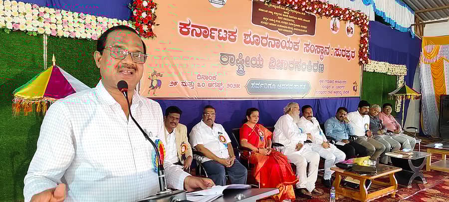 ಸುರಪುರದಲ್ಲಿ ಜರುಗಿದ ರಾಷ್ಟ್ರೀಯ ವಿಚಾರ ಸಂಕಿರಣದ ಗೋಷ್ಠಿಯಲ್ಲಿ ಹಂಪಿ ಕನ್ನಡ ವಿಶ್ವವಿದ್ಯಾಲಯದ ಶಾಸನಶಾಸ್ತ್ರ ವಿಭಾಗದ ಮುಖ್ಯಸ್ಥ ಅಮರೇಶ ಯತಗಲ್ ಮಾತನಾಡಿದರು 