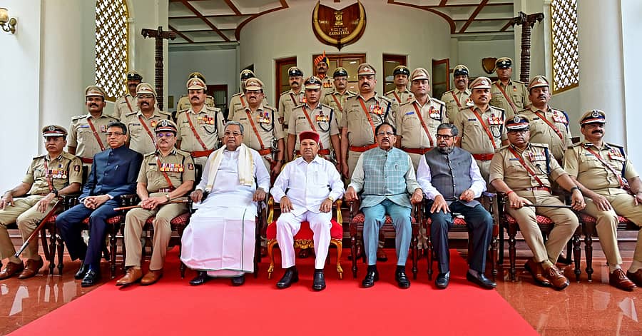 <div class="paragraphs"><p>ರಾಷ್ಟ್ರಪತಿ ಪದಕ ಪಡೆದ ಪೊಲೀಸ್‌ ಅಧಿಕಾರಿಗಳೊಂದಿಗೆ ಎಂ.ಎ. ಸಲೀಂ, ಸಿದ್ದರಾಮಯ್ಯ, ಥಾವರಚಂದ್ ಗೆಹಲೋತ್, ಜಿ. ಪರಮೇಶ್ವರ, ನಸೀರ್ ಅಹಮದ್ </p></div>