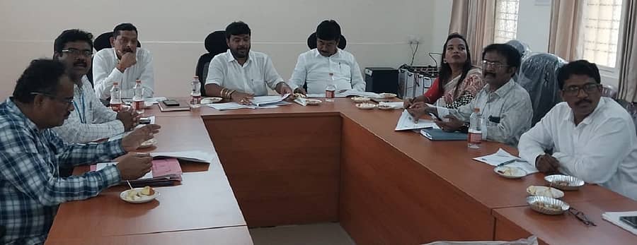 ಕೋಲಾರದಲ್ಲಿ ಶನಿವಾರ ಶಾಸಕ ಕೊತ್ತೂರು ಮಂಜುನಾಥ್‌ ಆರೋಗ್ಯ ಇಲಾಖೆ ಅಧಿಕಾರಿಗಳು ಹಾಗೂ ವೈದ್ಯಾಧಿಕಾರಿಗಳೊಂದಿಗೆ ಪ್ರಗತಿ ಪರಿಶೀಲನೆ ಸಭೆ ನಡೆಸಿದರು