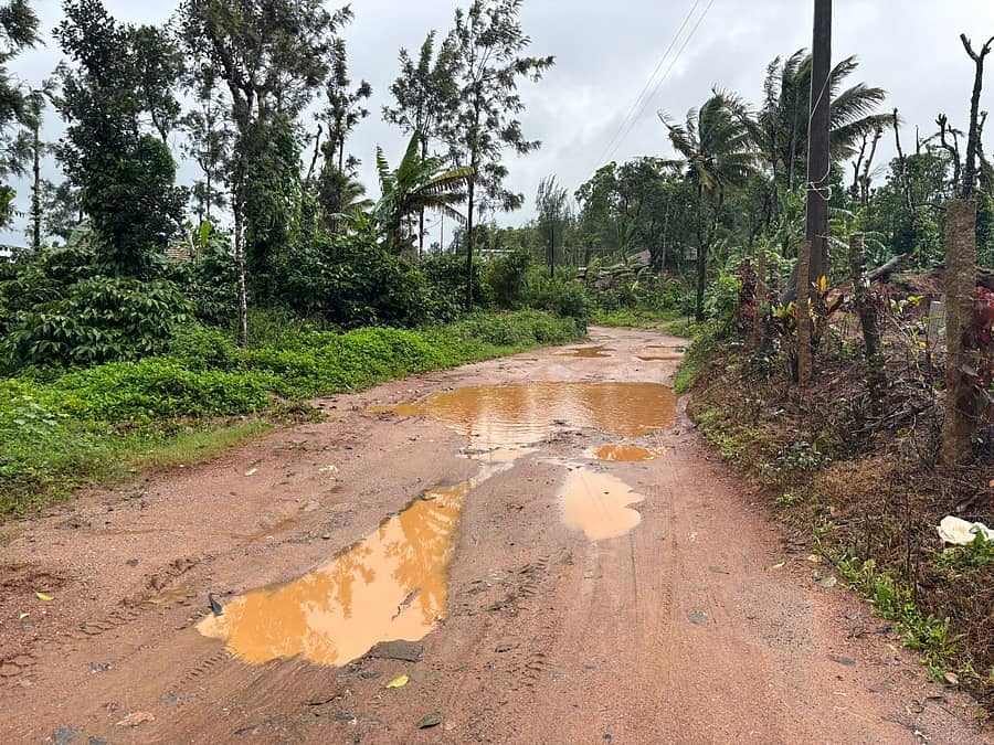 ಹೆತ್ತೂರು ಹೋಬಳಿಯ ಕೊಣಬನಹಳ್ಳಿ- ರಾಗಿಪುರ ಗ್ರಾಮ ಸಂಪರ್ಕಿಸುವ ರಸ್ತೆ ಕೆಸರುಮಯವಾಗಿದೆ