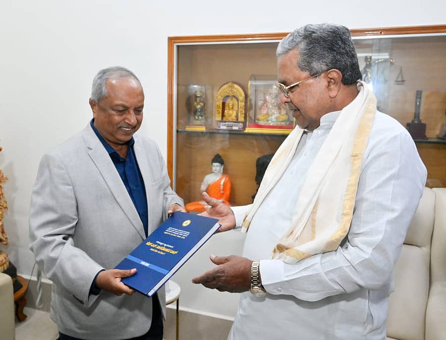 ಎಚ್‌.ಎನ್‌. ನಾಗಮೋಹನದಾಸ್‌ ಅವರು ಮುಖ್ಯಮಂತ್ರಿಗೆ ವರದಿ ಸಲ್ಲಿಸಿದರು