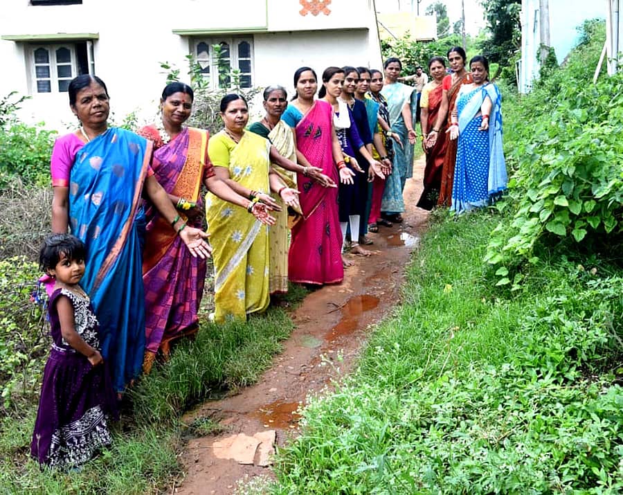 ಬಸವಾಪಟ್ಟಣದ ದುರ್ಗಾಂಬಿಕಾ ಬಡಾವಣೆಯ ಮನೆಗಳಿಗೆ ರಸ್ತೆ, ಚರಂಡಿ ಸೌಲಭ್ಯ ಇಲ್ಲದ ಕಾರಣ ಚರಂಡಿ ನೀರು ಹರಿಯುತ್ತಿರುವುದು
