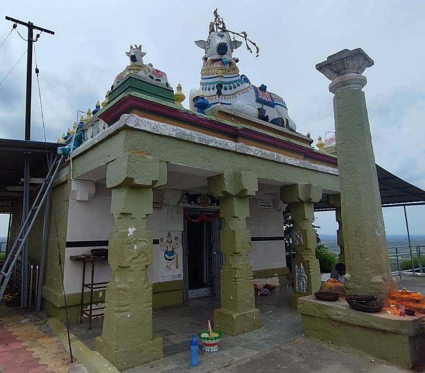 ಸಂತೇಮರಹಳ್ಳಿ ಸಮೀಪದ ಯಡಿಯೂರು ಹಾಗೂ ಮಂಗಲ ಗ್ರಾಮಗಳ ನಡುವೆ ಇರುವ ಶಂಕರೇಶ್ವರ ಬೆಟ್ಟದ ಮೇಲಿರುವ ಶಂಕರೇಶ್ವರನ ದೇವಸ್ಥಾನ