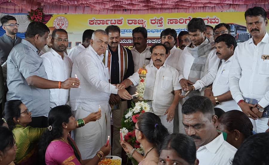 ಹಿರಿಯೂರಿನ ಹುಳಿಯಾರು ರಸ್ತೆಯಲ್ಲಿ ಶನಿವಾರ ರಾಜ್ಯ ರಸ್ತೆ ಸಾರಿಗೆ ಸಂಸ್ಥೆಯ ನೂತನ ಬಸ್ ಘಟಕದ ಉದ್ಘಾಟನೆಯನ್ನು ಸಾರಿಗೆ ಸಚಿವ ರಾಮಲಿಂಗಾರೆಡ್ಡಿ ನೆರವೇರಿಸಿದರು