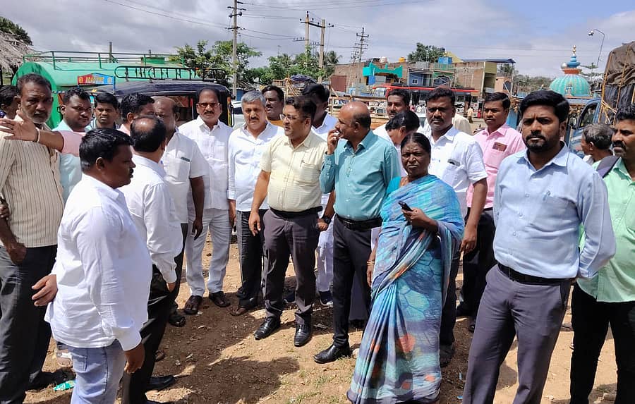 ಚಿತ್ರಸುದ್ದಿ:ಧರ್ಮಪುರದಲ್ಲಿ ಕೆಎಸ್ಆರ್ ಟಿಸಿ ಬಸ್ ನಿಲ್ದಾಣ ನಿರ್ಮಾಣಕ್ಕೆ ಅಧಿಕಾರಿಗಳು ಸ್ಥಳ ಪರಿಶೀಲನೆ ನಡೆಸಿದರು.