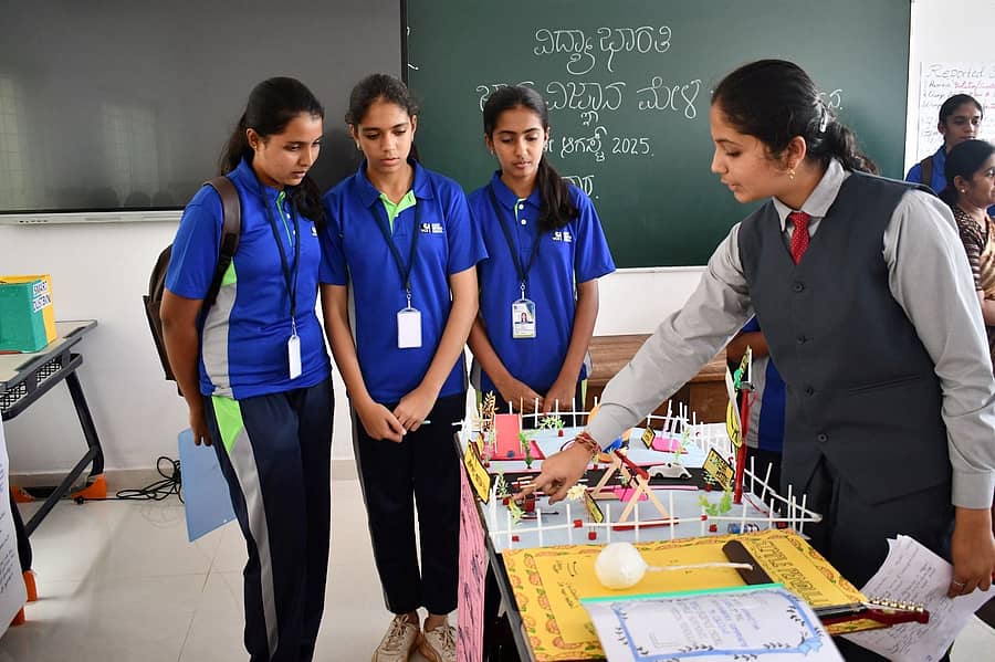 ಹುಣಸೂರು ನಗರದ ಶಾಸ್ತ್ರಿ ಗ್ಲೋಬಲ್‌ ಸ್ಕೂಲ್‌ ನಲ್ಲಿ ಶನಿವಾರ ನಡೆದ ವಿದ್ಯಾಭಾರತಿ ಕರ್ನಾಟಕ ಜಿಲ್ಲಾ ಮಟ್ಟದ ವಿಜ್ಞಾನ ಮೇಳದಲ್ಲಿ ವಿದ್ಯಾರ್ಥಿಗಳು ವಿಜ್ಞಾನ ಮಾದರಿ ವೀಕ್ಷಿಸಿ, ಮಾಹಿತಿ ಪಡೆದರು