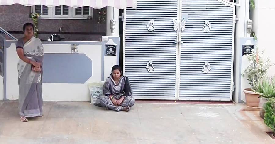 ತುಮಕೂರಿನ ಸಪ್ತಗಿರಿ ಬಡವಾಣೆಯ ಪತಿ ಪ್ರಜ್ವಲ್‌ ಶಂಕರ್‌ ಮನೆ ಮುಂಭಾಗ ಶನಿವಾರ ಪ್ರೇರಣಾ ಧರಣಿ ನಡೆಸಿದರು