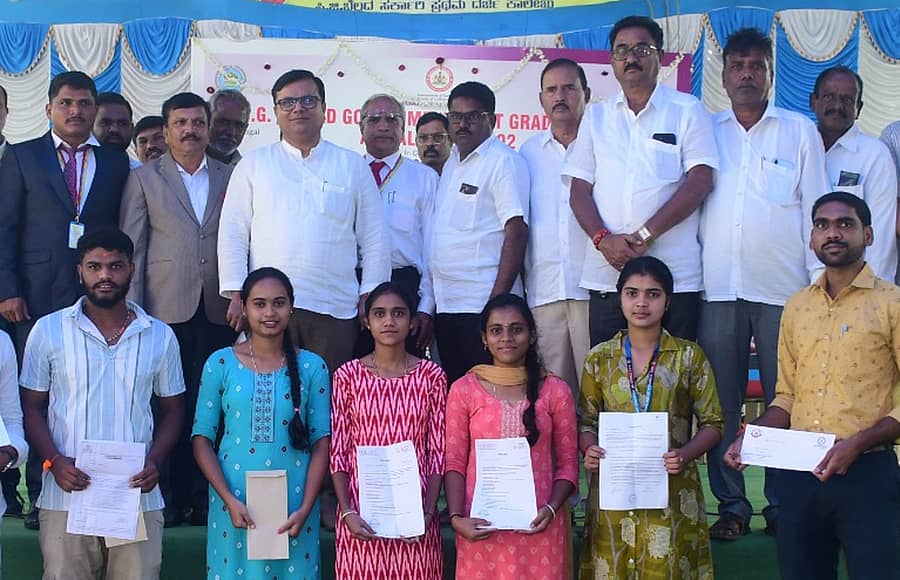 ಹಾವೇರಿ ಜಿಲ್ಲೆಯ ಹಾನಗಲ್ ತಾಲ್ಲೂಕಿನ ಅಕ್ಕಿಆಲೂರಿನಲ್ಲಿ ಶನಿವಾರ ಆಯೋಜಿಸಿದ್ದ ಉದ್ಯೋಗ ಮೇಳದಲ್ಲಿ ಕೆಲಸಕ್ಕೆ ಆಯ್ಕೆಯಾದ ಕೆಲ ಅಭ್ಯರ್ಥಿಗಳಿಗೆ ಸ್ಥಳದಲ್ಲೇ ನೇಮಕಾತಿ ಆದೇಶ ನೀಡಲಾಯಿತು