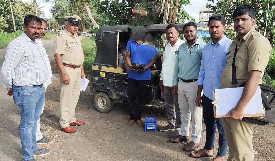 ಎಚ್.ಡಿ.ಕೋಟೆಪಟ್ಟಣದ ಪೊಲೀಸರು, ಗಾಂಜಾ ಮಾರಾಟ ಮಾಡುತ್ತಿದ್ದ ವ್ಯಕ್ತಿಯನ್ನು ಬಂಧಿಸಿದರು