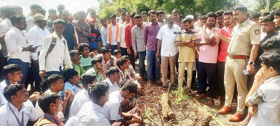 ರಾಂಪುರದ ಬೇವಿನಮಟ್ಟಿಯಲ್ಲಿ ಶನಿವಾರ ವಿದ್ಯಾರ್ಥಿಗಳು ಬಸ್ ನಿಲುಗಡೆಗೆ ಒತ್ತಾಯಿಸಿ ಪ್ರತಿಭಟನೆ ನಡೆಸಿದರು