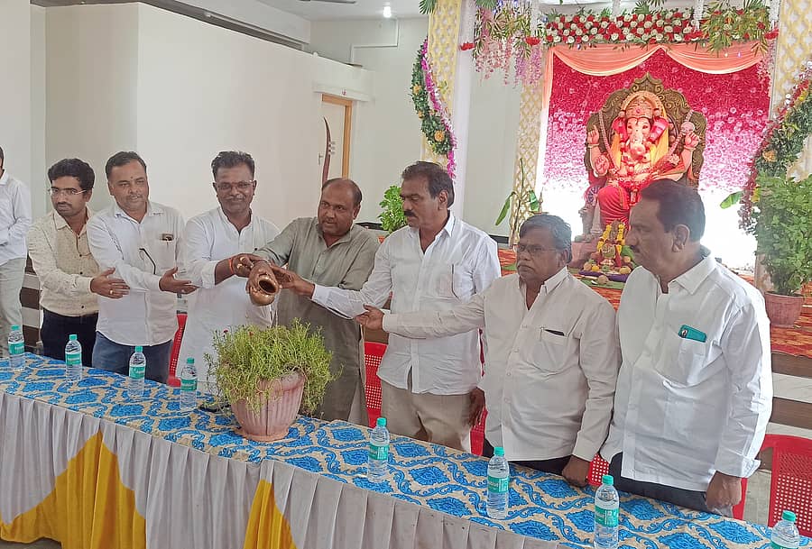 ಕೆಂಭಾವಿ ಪಟ್ಟಣದ ಶ್ರೀ ಸತ್ಯಪ್ರಮೋದ ಯುವ ಸೇನೆ ವತಿಯಿಂದ ದ್ವಿತೀಯ ವರ್ಷದ  ಗಣೇಶೋತ್ಸವದ ಅಂಗವಾಗಿ ಶನಿವಾರ ಉತ್ತರಾದಿ ಮಠದ ಆವರಣದಲ್ಲಿ ಹಮ್ಮಿಕೊಂಡಿದ್ದ ಉಚಿತ ಆರೋಗ್ಯ ತಪಾಸಣಾ ಶಿಬಿರವನ್ನು ಪುರಸಭೆ ಅಧ್ಯಕ್ಷ ರಹೆಮಾನ ಪಟೇಲ ಯಲಗೋಡ ಉದ್ಘಾಟಿಸಿದರು