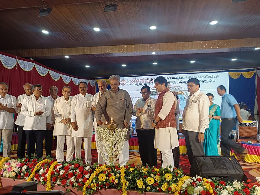 ಸಿದ್ದಾಪುರ ಪಟ್ಟಣದ ಶಿಕ್ಷಣ ಪ್ರಸಾರರಕ ಸಮಿತಿಯ ಆವಾರದಲ್ಲಿ ನಡೆದ ರಾಮಕೃಷ್ಣ ಹೆಗಡೆ ಜನ್ಮ ಶತಮಾನೋತ್ಸವ ಮತ್ತು ಚೇತನಾ ಕ್ರೆಡಿಟ್ ಕೋ ಅಪರೇಟಿವ್ ಸೌಹಾರ್ದ ಸೊಸೈಟಿಯನ್ನು ಬಸವರಾಜ ಹೊರಟ್ಟಿ ಉದ್ಘಾಟಿಸಿದರು.