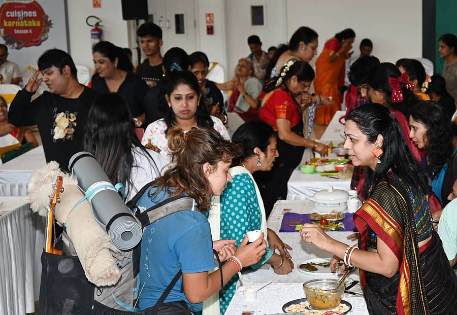 <div class="paragraphs"><p>ಪ್ರಜಾವಾಣಿ, ‘ಡೆಕ್ಕನ್ ಹೆರಾಲ್ಡ್‌ ಮತ್ತು ಫ್ರೀಡಂ ಕುಕ್ಕಿಂಗ್ ಆಯಿಲ್’ ಸಹಯೋಗದಲ್ಲಿ ಭಾನುವಾರ ಆಯೋಜಿಸಿದ್ದ ‘ಕರುನಾಡ ಸವಿಯೂಟ’ ಸ್ಪರ್ಧೆಯಲ್ಲಿ ಜನರು ಖಾದ್ಯಗಳ ರುಚಿ ಸವಿದರು. </p></div>