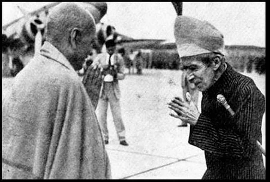 ಹೈದರಾಬಾದ್ ನಿಜಾಮ ಮೀರ್ ಉಸ್ಮಾನ್ ಅಲಿ ಖಾನ್ ಅವರು ಆಪರೇಶನ್ ಪೋಲೊ ಕಾರ್ಯಾಚರಣೆಯ ಬಳಿಕ ಗೃಹಸಚಿವ ಸರ್ದಾರ್ ವಲ್ಲಭಭಾಯಿ ಪಟೇಲ್ ಅವರಿಗೆ ಶರಣಾಗಿರುವುದು