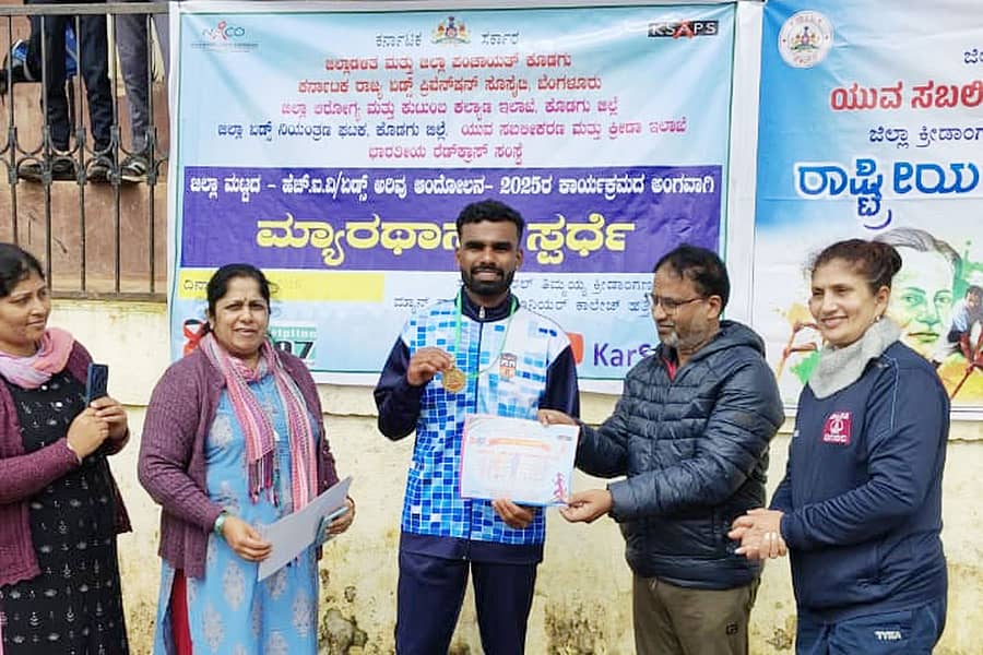 ಓಟದ ಸ್ಪರ್ಧೆಯಲ್ಲಿ ನಾಪೋಕ್ಲು ಸರ್ಕಾರಿ ಪದವಿ ಕಾಲೇಜು ಪ್ರತಿನಿಧಿಯಾಗಿ ಭಾಗವಹಿಸಿದ್ದ ವಿದ್ಯಾರ್ಥಿ ಗೌತಮ್ ಎಸ್. ಅವರನ್ನು ರೆಡ್‌ ರಿಬ್ಬನ್, ಆರೋಗ್ಯ ಇಲಾಖೆ, ಯುವ ಸಬಲೀಕರಣ ಮತ್ತು ಕ್ರೀಡಾ ಇಲಾಖೆಯಿಂದ ಗೌರವಿಸಲಾಯಿತು