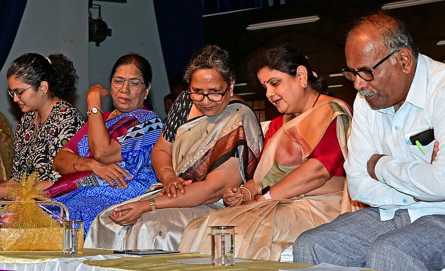 <div class="paragraphs"><p>ಮಹಿಳಾ ಗಾರ್ಮೆಂಟ್ಸ್‌ ಕಾರ್ಮಿಕರ ಮಹಾ ಸಂಗಮ ಕಾರ್ಯಕ್ರಮದಲ್ಲಿ (ಎಡದಿಂದ) ದೀಪಿಕಾ ರಾವ್, ಕೆ.ಷರೀಫಾ, ಸಬಿಹಾ ಭೂಮಿಗೌಡ, ಎಂ.ಎಸ್ ಆಶಾದೇವಿ ಮತ್ತು ಬಿ. ಶಿವರಾಜೇಗೌಡ ಭಾಗವಹಿಸಿದ್ದರು </p></div>