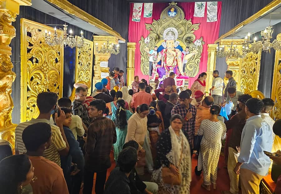 ಬೆಳಗಾವಿಯ ಖಡಕ್‌ ಗಲ್ಲಿಯಲ್ಲಿ ಪ್ರತಿಷ್ಠಾಪಿಸಿದ ಗಣಪನ ಮೂರ್ತಿ ನೋಡಲು ಕಿಕ್ಕಿರಿದು ಸೇರಿದ ಜನ  ಪ್ರಜಾವಾಣಿ ಚಿತ್ರ: ಏಕನಾಥ ಅಗಸಿಮನಿ