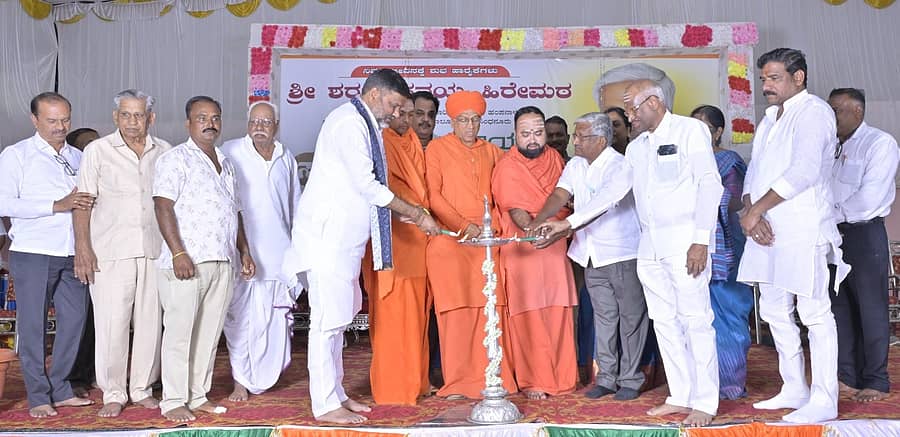 ಮಸ್ಕಿಯಲ್ಲಿ ಭಾನುವಾರ ನಡೆದ ಸೇವಾ ನಿವೃತ್ತಿ ಹೊಂದಿದ ಶಿಕ್ಷಕರ ಸನ್ಮಾನ ಸಮಾರಂಭವನ್ನು ಸಂತೆಕೆಲ್ಲೂರಿನ ಘನಮಠೇಶ್ವರ ಮಠದ ಗುರುಬಸವಸ್ವಾಮೀಜಿ ಉದ್ಘಾಟಿಸಿದರು.