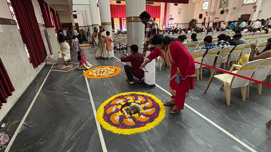 ಓಣಂ ಹಬ್ಬದ ಅಂಗವಾಗಿ ಹೂವಿನ ರಂಗೋಲಿ ಹಾಕಲಾಗಿತ್ತು