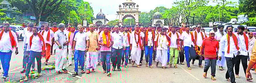 <div class="paragraphs"><p>ಸೋಮವಾರಪೇಟೆ ತಾಲ್ಲೂಕಿನ ಪುಣ್ಯಕ್ಷೇತ್ರ ಸಂರಕ್ಷಣಾ ಸಮಿತಿಯಿಂದ ಶುಕ್ರವಾರ ಧರ್ಮಸ್ಥಳದವರೆಗೆ ಬೃಹತ್ ಜಾಥಾ ನಡೆಯಿತು</p></div>