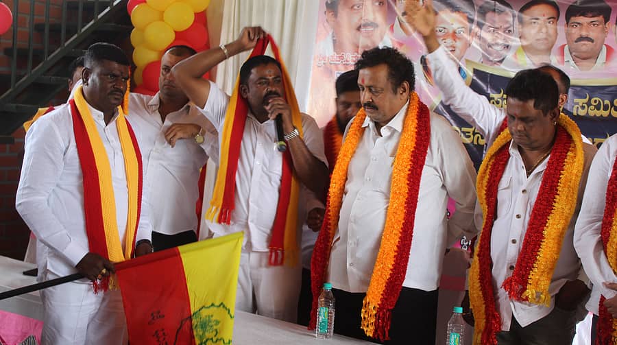 ಆನೇಕಲ್ ತಾಲ್ಲೂಕಿನ ಮರಸೂರು ಗ್ರಾಮದಲ್ಲಿ ಕರ್ನಾಟಕ ರಕ್ಷಣಾ ವೇದಿಕೆಯ ತಾಲ್ಲೂಕು ಅಧ್ಯಕ್ಷರಾಗಿ ನೇಮಕರಾದ ಮುನಿಕೃಷ್ಣ ಅವರಿಗೆ ನೇಮಕಾತಿ ಪತ್ರ ಮತ್ತು ಕನ್ನಡ ಧ್ವಜವನ್ನು ವಿತರಿಸಲಾಯಿತು