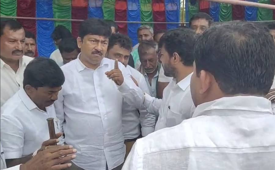 ಕೋಲಾರ ತಾಲ್ಲೂಕಿನ ಬೈರಾಂಡಹಳ್ಳಿಯಲ್ಲಿ ಭಾನುವಾರ ಕಾಮಗಾರಿಗೆ ಭೂಮಿಪೂಜೆ ವೇಳೆ ಕೊತ್ತೂರು ಮಂಜುನಾಥ್, ವಿಧಾನ ಪರಿಷತ್‌ ಸದಸ್ಯ ಎಂ.ಎಲ್‌.ಅನಿಲ್‌ ಕುಮಾರ್‌ ಹಾಗೂ ಕೆ.ಎಚ್‌.ಮುನಿಯಪ್ಪ ಬೆಂಬಲಿಗ ಸೀತಿಹೊಸೂರು ಮುರಳಿಗೌಡ ನಡುವೆ ಜಟಾಪಟಿ ನಡೆಯಿತು
