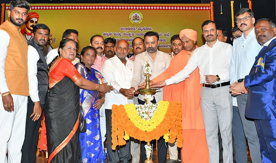 ಮೈಸೂರಿನ ಕಲಾಮಂದಿರದಲ್ಲಿ ಭಾನುವಾರ ನಡೆದ ‘ನುಲಿಯ ಚಂದಯ್ಯ’ ಜಯಂತಿಯನ್ನು ಕಾರ್ಮಿಕ ಸಚಿವ ಸಂತೋಷ್ ಲಾಡ್ ಉದ್ಘಾಟಿಸಿದರು