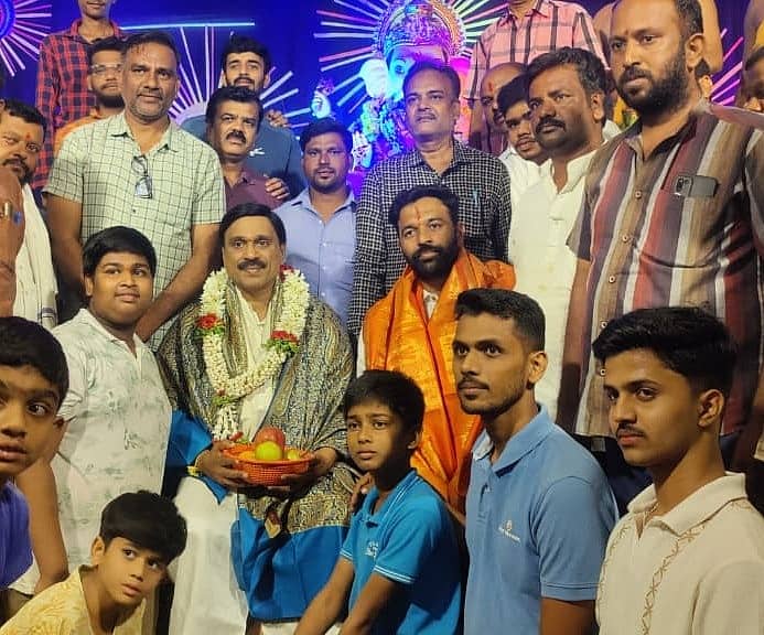 ಶಾಸಕ ಜನಾರ್ದನ ರೆಡ್ಡಿ ಅವರು ಶನಿವಾರ ರಾತ್ರಿ ಹೊಸಪೇಟೆಯಲ್ಲಿ ಗಣೇಶ ಪೆಂಡಾಲ್‌ಗಳಿಗೆ ಭೇಟಿ ನೀಡಿದಾಗ ಅವರನ್ನು ಸನ್ಮಾನಿಸಲಾಯಿತು. ಬಂಗಾರು ಹನುಮಂತು ಇದ್ದರು  –ಪ್ರಜಾವಾಣಿ ಚಿತ್ರ