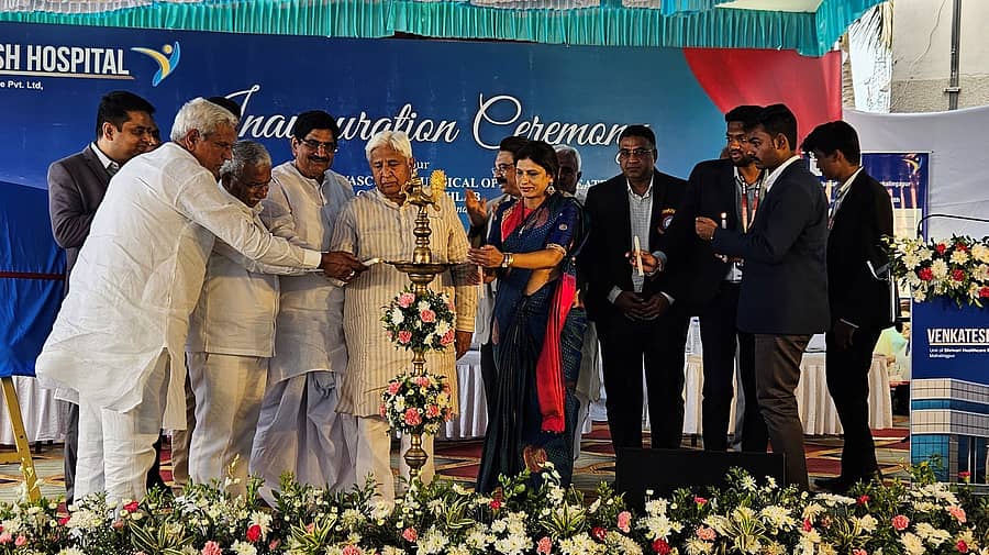 ಮಹಾಲಿಂಗಪುರದ ವೆಂಕಟೇಶ ಆಸ್ಪತ್ರೆಯಲ್ಲಿ ಭಾನುವಾರ ಹಮ್ಮಿಕೊಂಡ ಹೃದಯ ರೋಗ ಚಿಕಿತ್ಸೆ ಸೇವೆಗಳು ಹಾಗೂ ಡಾ.ವಿ.ಪಿ.ಕನಕರಡ್ಡಿ ಮೆಮೊರಿಯಲ್ ಕಾಲೇಜ್ ಆಫ್ ನರ್ಸಿಂಗ್ ಉದ್ಘಾಟನಾ ಸಮಾರಂಭಕ್ಕೆ ಸಚಿವರಾದ ಎಚ್.ಕೆ. ಪಾಟೀಲ, ಆರ್.ಬಿ.ತಿಮ್ಮಾಪುರ ಚಾಲನೆ ನೀಡಿದರು