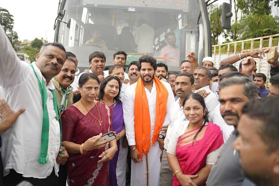 ಹಾಸನ ಹೊರವಲಯದ ಕಂದಲಿಯಿಂದ ಯುವ ಜೆಡಿಎಸ್‌ ರಾಜ್ಯ ಘಟಕದ ಅಧ್ಯಕ್ಷ ನಿಖಿಲ್‌ ಕುಮಾರಸ್ವಾಮಿ ನೇತೃತ್ವದಲ್ಲಿ ಧರ್ಮಸ್ಥಳ ಸತ್ಯಯಾತ್ರೆ ನಡೆಯಿತು.