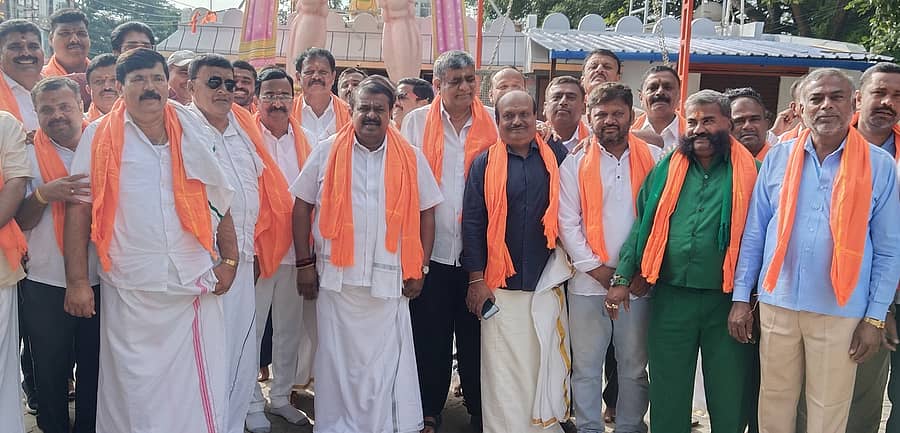 ಚನ್ನರಾಯಪಟ್ಟಣದಲ್ಲಿ ಜೆಡಿಎಸ್ ಪಕ್ಷದಿಂದ ಭಾನುವಾರ ಏರ್ಪಡಿಸಿದ್ದ ಧರ್ಮಸ್ಥಳಕ್ಕೆ ಸತ್ಯ ಯಾತ್ರೆಯಲ್ಲಿ ಶಾಸಕ ಸಿ.ಎನ್. ಬಾಲಕೃಷ್ಣ ಮಾತನಾಡಿದರು. ಮುಖಂಡರಾದ ದೇವರಾಜೇಗೌಡ, ಗಂಗಾಧರ್, ವಿ.ಎನ್. ರಾಜಣ್ಣ, ವೆಂಕಟೇಶ್, ಪ್ರವೀಣ್ ಇದ್ದಾರೆ