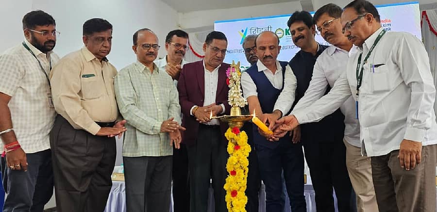 ಶಿವಮೊಗ್ಗ ಗೋಪಾಲಗೌಡ ಬಡಾವಣೆಯ ಜಿಲ್ಲಾ ಔಷಧ ಭವನದಲ್ಲಿ ಆಯೋಜಿಸಿದ್ದ ಎಂಎಸ್ಎಂಇ ಅರಿವು ಕಾರ್ಯಕ್ರಮವನ್ನು ಆರ್. ಗಣೇಶ್ ಉದ್ಘಾಟಿಸಿದರು