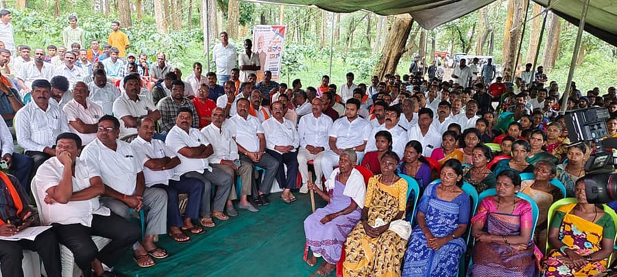 ಎಚ್.ಡಿ.ಕೋಟೆ ತಾಲ್ಲೂಕಿನ ಮಾನಿ ಮೂಲೆ ಹಾಡಿಯಲ್ಲಿ ಆಯೋಜಿಸಲಾಗಿದ್ದ ಪ್ರಧಾನ ಮಂತ್ರಿ ನರೇಂದ್ರ ಮೋದಿ ಅವರ 125ನೇ ಮನ್ ಕಿ ಬಾತ್ ಕಾರ್ಯಕ್ರಮ ವೀಕ್ಷಣೆಯಲ್ಲಿ ಜನಪ್ರತಿನಿಧಿಗಳು, ಸ್ಥಳೀಯ ಆದಿವಾಸಿಗಳು ಭಾಗವಹಿಸಿದ್ದರು