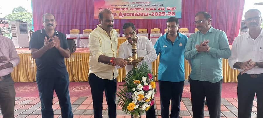 <div class="paragraphs"><p><strong>ಜಿಲ್ಲಾ ಮಟ್ಟದ ದಸರಾ ಕ್ರೀಡಾಕೂಟಕ್ಕೆ ಶಾಸಕ ಯಶ್‌ಪಾಲ್‌ ಸುವರ್ಣ ಚಾಲನೆ ನೀಡಿದರು</strong></p></div>