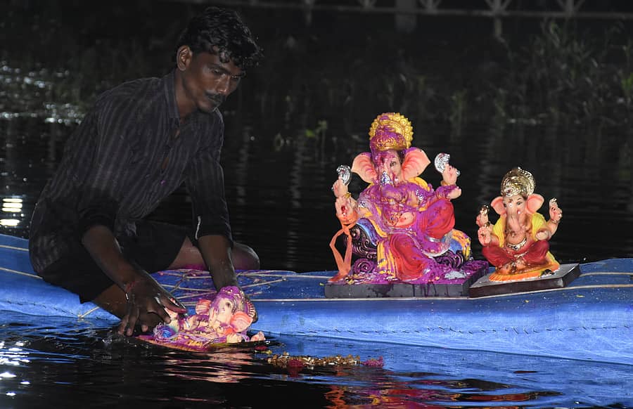 ಯಾದಗಿರಿಯ ಸಣ್ಣ ಕೆರೆ ಸಮೀಪದ ಪುಷ್ಕರಣಿಯಲ್ಲಿ ಭಾನುವಾರ ಪೌರಕಾರ್ಮಿಕರೊಬ್ಬರು ಗಣೇಶ ಮೂರ್ತಿಗಳ ವಿಸರ್ಜನೆ ಮಾಡಿದರು