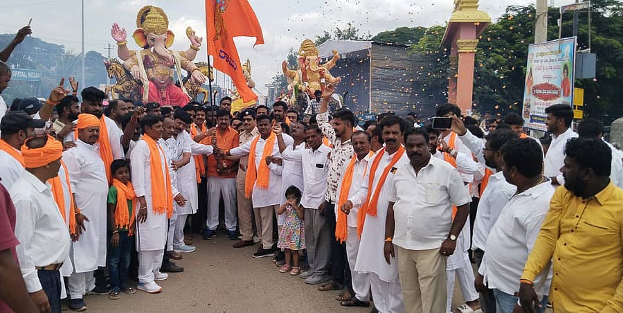 ಕೋಲಾರದಲ್ಲಿ ಅಖಂಡ ಭಾರತ ವಿನಾಯಕ ಮಹಾಸಭಾದಿಂದ ಪ್ರತಿಷ್ಠಾಪಿಸಿದ್ದ ಗಣೇಶೋತ್ಸವದ ಸಾಮೂಹಿಕ ವಿಸರ್ಜನಾ ಮೆರವಣಿಗೆಗೆ ಭಾನುವಾರ ಗಣ್ಯರು ಚಾಲನೆ ನೀಡಿದರು