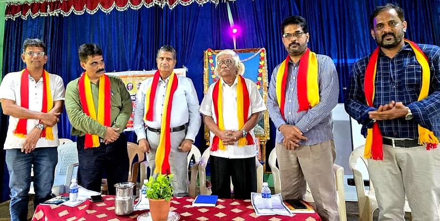 ೩೧ಕೆಎAಟಿ೧ಇಪಿ: ಕ.ಸಾ.ಪ ಜಿಲ್ಲಾ ಹಾಗೂ ತಾಲ್ಲೂಕು ಘಟಕ ಆಯೋಜಿಸಿದ್ದ ದ.ರಾ. ಬೇಂದ್ರೆಯವರ `ನಾಕು ತಂತಿ' ಕುರಿತ ಉಪನ್ಯಾಸ ಕಾರ್ಯಕ್ರಮವನ್ನು ಕ.ಸಾ.ಪ ಮಾಜಿ ಜಿಲ್ಲಾಧ್ಯಕ್ಷ ರೋಹಿದಾಸ ನಾಯ್ಕ ಉದ್ಘಾಟಿಸಿದರು.