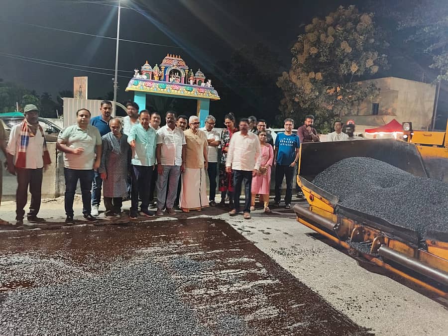ಆನೇಕಲ್ ತಾಲ್ಲೂಕಿನ ಕೋಳಿಫಾರಂ ಗೇಟ್-ಬನ್ನೇರುಘಟ್ಟ ರಸ್ತೆ ಗುಂಡಿಗಳನ್ನು ಮುಚ್ಚುವ ಕಾರ್ಯಕ್ಕೆ ಶಾಸಕ ಎಂ.ಕೃಷ್ಣಪ್ಪ ಚಾಲನೆ ನೀಡಿದರು