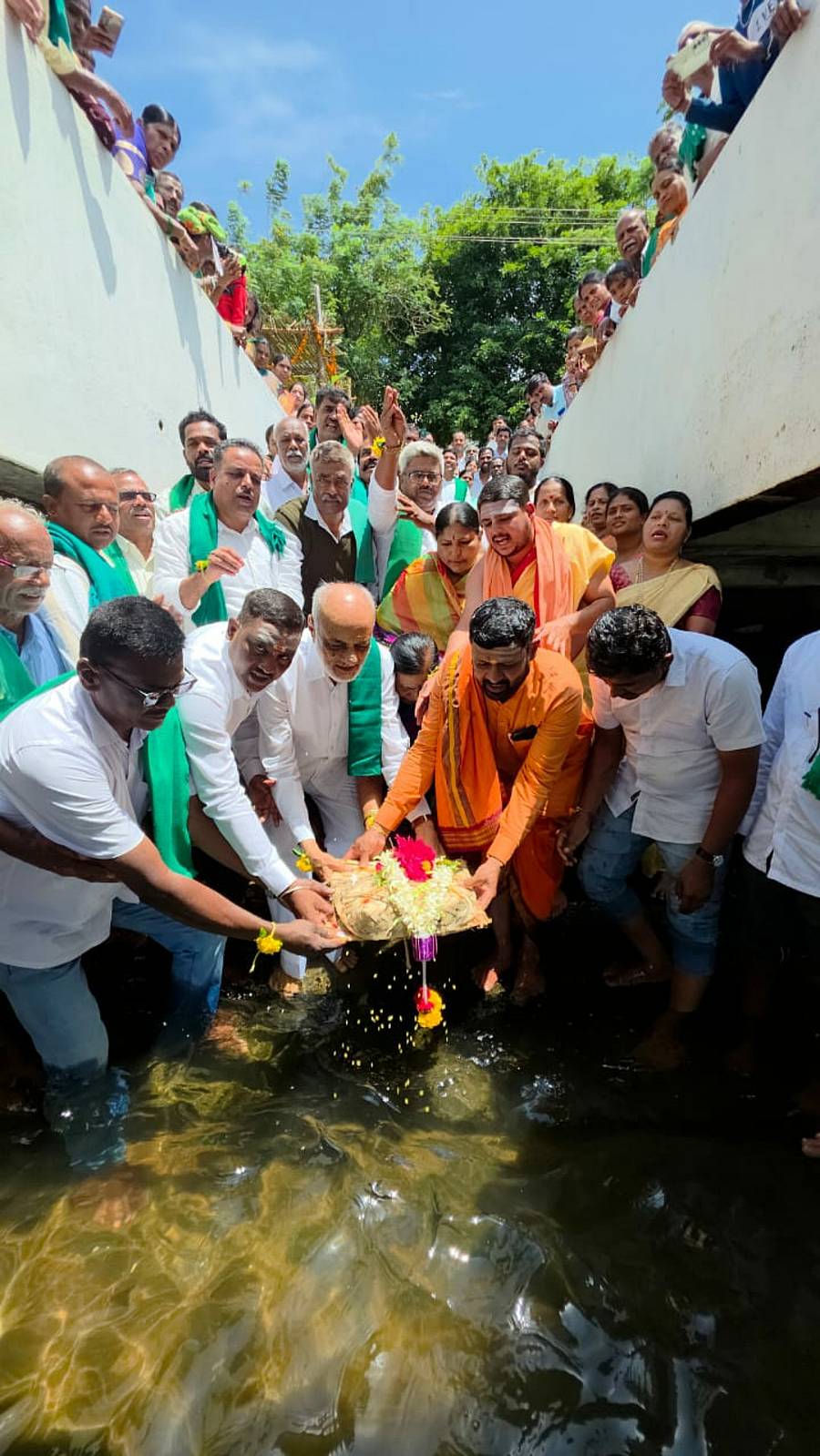 ಕರ್ನಾಟಕ ರಾಜ್ಯ ರೈತ ಸಂಘ ಹಾಗೂ ಹಸಿರು ಸೇನೆಯ ಅಧ್ಯಕ್ಷ ಎಚ್‌.ಆರ್‌. ಬಸವರಾಜಪ್ಪ ನೇತೃತ್ವದಲ್ಲಿ ರೈತರು ಭದ್ರಾ ನದಿಗೆ ಬಾಗೀನ ಅರ್ಪಿಸಿದರು
