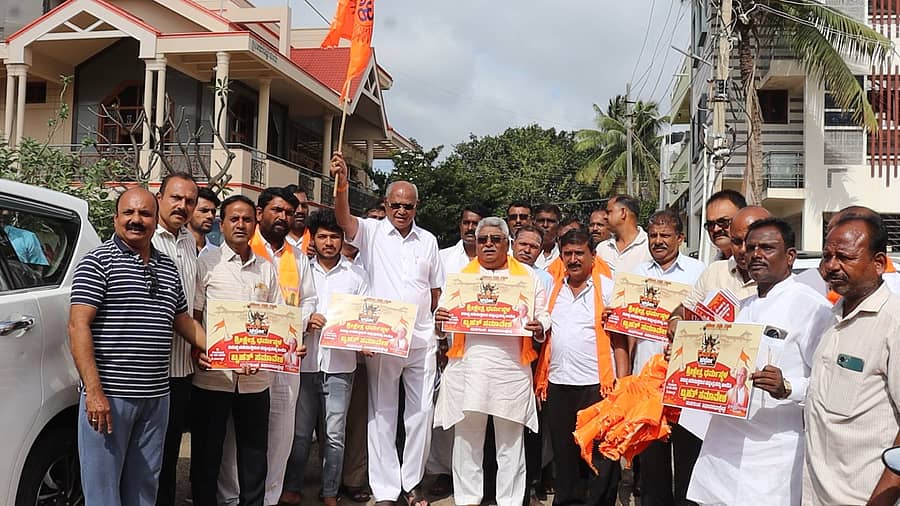 ‘ಧರ್ಮಸ್ಥಳ ಚಲೋ’ಗೆ ಇಳಕಲ್‌ನಲ್ಲಿ ಭಾನುವಾರ ಮಾಜಿ ಶಾಸಕ ದೊಡ್ಡನಗೌಡ ಪಾಟೀಲ ಚಾಲನೆ ನೀಡಿದರು