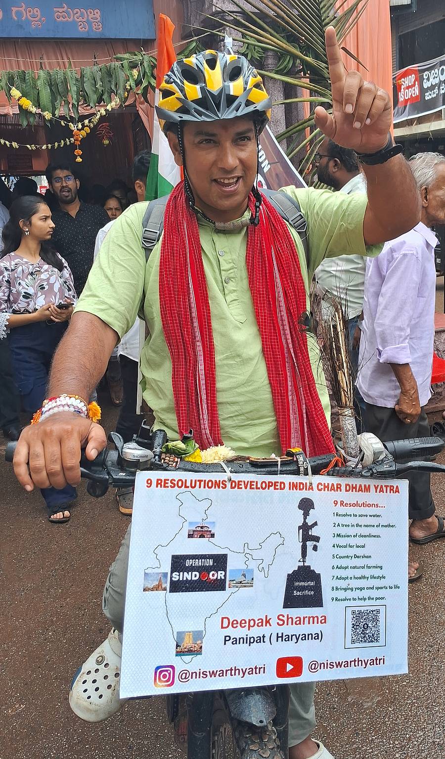 ಹುಬ್ಬಳ್ಳಿಯ ಮರಾಠಾ ಗಲ್ಲಿಯಲ್ಲಿ ಪ್ರತಿಷ್ಠಾಪಿಸಲಾದ ‘ಹುಬ್ಬಳ್ಳಿ ಚಾ ಮಹಾರಾಜ’ ಗಣಪತಿ ಪೆಂಡಾಲ್ ಮುಂದೆ ಸಾರ್ವಜನಿಕರತ್ತ ಕೈ ಬೀಸಿದ ದೀಪಕ್ ಶರ್ಮಾ