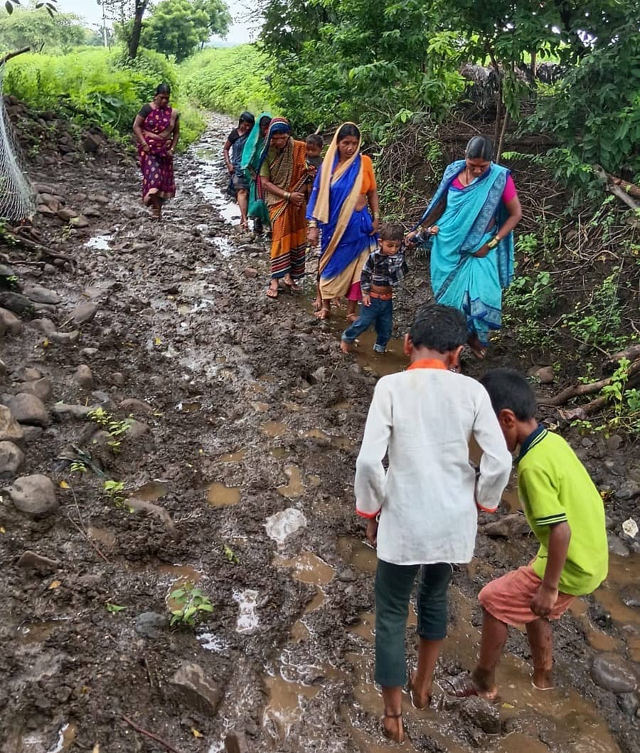 ಔರಾದ್ ತಾಲ್ಲೂಕಿನ ರಾಮಸಿಂಗ್ ನಾಯಕ್ ತಾಂಡಾ ನಿವಾಸಿಗಳು ರಸ್ತೆ ಇಲ್ಲದೆ ಪರದಾಡುತ್ತಿರುವುದು