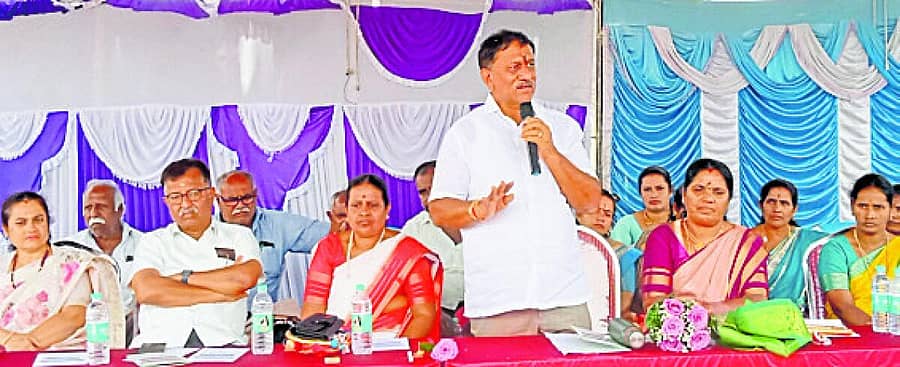 <div class="paragraphs"><p>ಶ್ರೀರಂಗಪಟ್ಟಣ ತಾಲ್ಲೂಕಿನ ಎಂ.ಶೆಟ್ಟಹಳ್ಳಿ ಗ್ರಾಮದಲ್ಲಿ ಸಂಜೀವಿನಿ ಸರ್‌ಎಂವಿ ಗ್ರಾಮ ಪಂಚಾಯಿತಿ ಮಟ್ಟದ ಮಹಿಳಾ ಒಕ್ಕೂಟದ ಭವನವನ್ನು ಶಾಸಕ ರಮೇಶ ಬಂಡಿಸಿದ್ದೇಗೌಡ ಶುಕ್ರವಾರ ಲೋಕಾರ್ಪಣೆ ಮಾಡಿ ಮಾತನಾಡಿದರು. ಮನ್‌ಮುಲ್‌ ನಿರ್ದೇಶಕ ಬಿ. ಬೋರೇಗೌಡ, ಒಕ್ಕೂಟದ ಅಧ್ಯಕ್ಷೆ ಬೃಂದಾಮಣಿ, ಪಂಚಾಯಿತಿ ಅಧ್ಯಕ್ಷೆ ಲಕ್ಷ್ಮಮ್ಮ ಭಾಗವಹಿಸಿದ್ದರು</p></div>