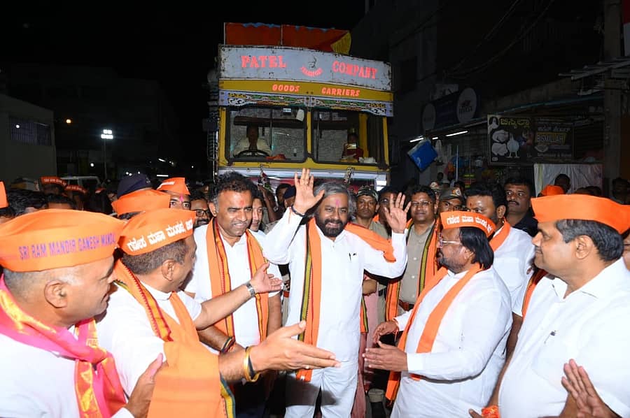 ಮೆರವಣಿಗೆಯಲ್ಲಿ ಜಿಲ್ಲಾ ಉಸ್ತುವಾರಿ ಸಚಿವ ಈಶ್ವರ ಬಿ. ಖಂಡ್ರೆ, ಶಾಸಕ ಡಾ.‌ಶೈಲೇಂದ್ರ ಕೆ. ಬೆಲ್ದಾಳೆ ಅವರು ಗಣೇಶ ಮಹಾಮಂಡಳದ ಪದಾಧಿಕಾರಿಗಳ ಜೊತೆಗೆ ಡಾನ್ಸ್ ಮಾಡಿದರು
