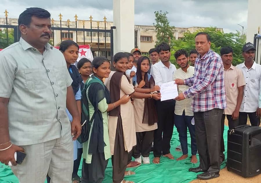 ಗಜೇಂದ್ರಗಡದ ಸರ್ಕಾರಿ ಪಾಲಿಟೆಕ್ನಿಕ್‌ ಕಾಲೇಜಿನಲ್ಲಿ ಮೂಲಸೌಲಭ್ಯ ಕಲ್ಪಿಸುವಂತೆ ಒತ್ತಾಯಿಸಿ ವಿದ್ಯಾರ್ಥಿಗಳು ತಹಶೀಲ್ದಾರ್‌ ಕಿರಣಕುಮಾರ ಕುಲಕರ್ಣಿ ಅವರಿಗೆ ಮನವಿ ಸಲ್ಲಿಸಿದರು