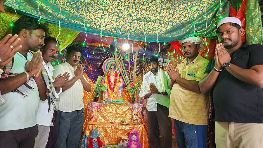 ಸಂದಿಗವಾಡ ಗ್ರಾಮದ ಮಸೀದಿಯಲ್ಲಿ ಗಣೇಶನ ಪೂಜೆಯಲ್ಲಿ ನಿರತ ಮುಸ್ಲಿಂ ಯುವಕರು